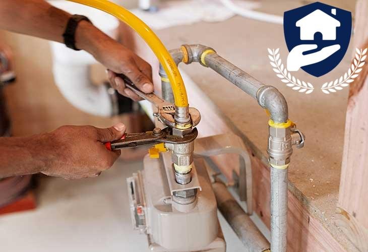 فني شركة تمديد غاز مركزي بالدمام يستخدم أحدث الأجهزة الرقمية للكشف عن